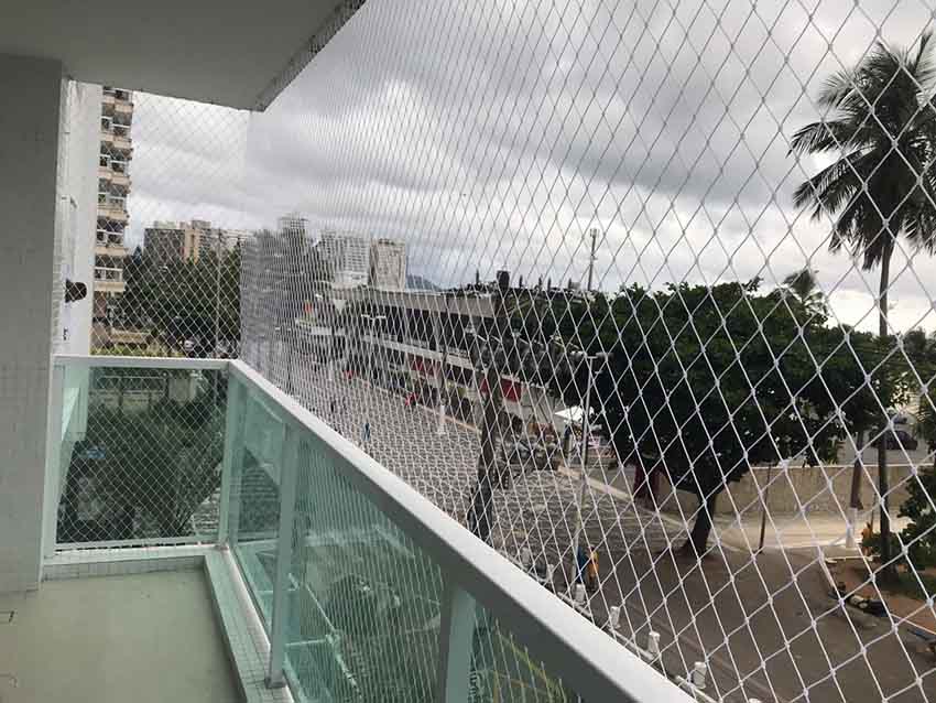 Proteção Para Gatos e Crianças Em Varandas Com Piscinas