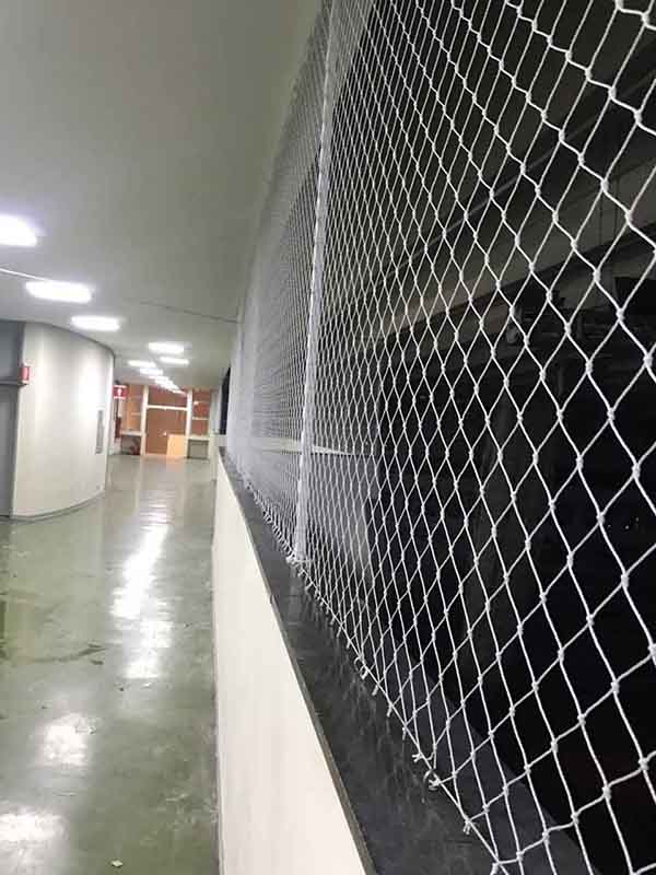 Telas Invisíveis Para Gatos e Crianças Em Varandas Com Piscinas